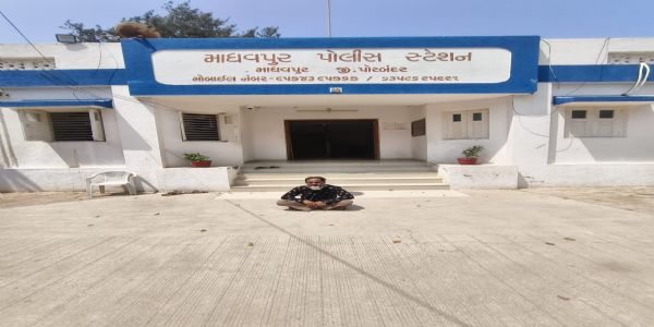 વલસાડના પ્રોહિબિશન કેસમાં ફરાર આરોપી પોરબંદરમાંથી ઝડપાયો