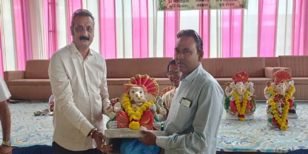 રાજુલા-જાફરાબાદ-ખાંભા પંથકમાં અનોખી પહેલ! પૂર્વ ધારાસભ્ય અંબરીષભાઈ ડેરે 151 ઈકો-ફ્રેન્ડલી ગણેશ મૂર્તિઓનું કર્યું વિતરણ
