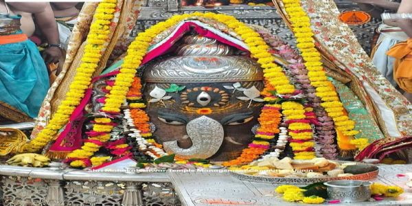 ઉજ્જૈન: ગણેશ ચતુર્થી પર બાબા મહાકાલને ગણેશ સ્વરૂપમાં શણગારવામાં આવ્યા, ભસ્મ આરતીમાં ચાંદીના આભૂષણોથી અલંકૃત કરાયા.