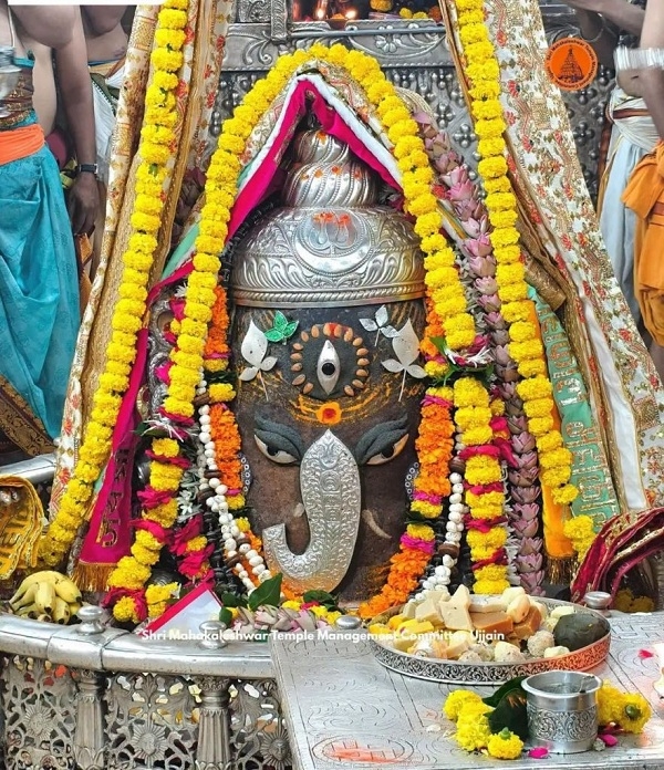 ગણેશ ચતુર્થી પર બાબા મહાકાલને ગણેશ સ્વરૂપમાં શણગારવામાં આવ્યા ગણેશ ચતુર્થી પર બાબા મહાકાલને ગણેશ સ્વરૂપમાં શણગારવામાં આવ્યા