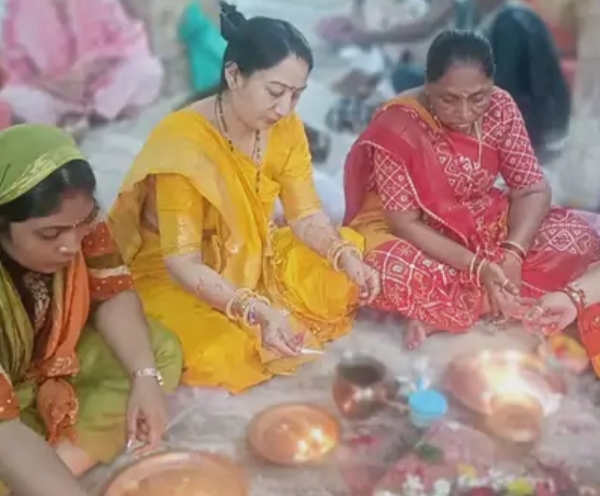પાટણમાં કેવડા ત્રીજે છત્રપતેશ્વર મંદિરે મહિલાઓની ભીડ પાટણમાં કેવડા ત્રીજે છત્રપતેશ્વર મંદિરે મહિલાઓની ભીડ