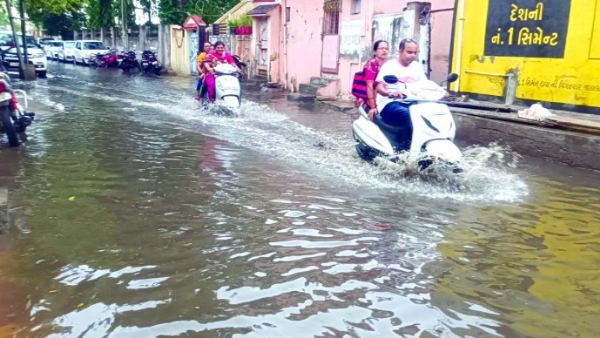 જામનગરમાં વરસાદથી પાણી ભરાયા