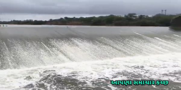 મુન્દ્રામાં મેઘરાજાની ધમાકેદાર એન્ટ્રી: કારાધોધા ડેમ છલકાયો, ચાર ગામોમાં તંત્રની ચેતવણી