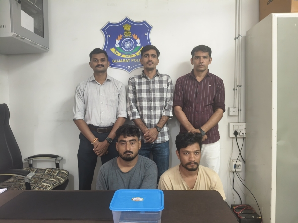 આરોપી સાથે પોલીસ ની ટીમ