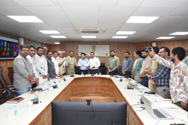 કચ્છ કલેક્ટર મીઠાઈ વિતરણ કર્યું કચ્છ કલેક્ટર મીઠાઈ વિતરણ કર્યું