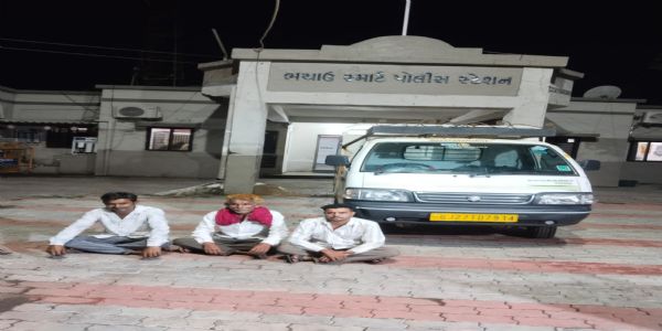 ભચાઉમાં વાહન ચેકિંગ દરમિયાન 25 બેટરી અને 30 કિલો કોપર વાયર સાથે ત્રણ ઝડપાયા
