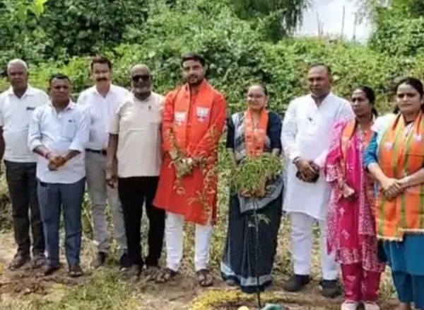 પાટણના ઐતિહાસિક પદ્મનાથ મંદિર પરિસરમાં વડાપ્રધાન નરેન્દ્ર મોદીના જન્મદિન નિમિત્તે વૃક્ષારોપણ કાર્યક્રમ યોજાયો.