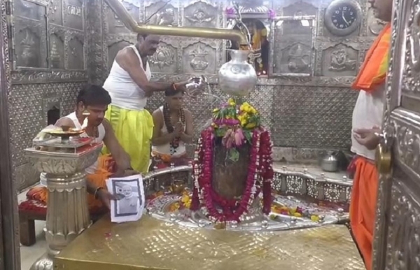 વડાપ્રધાન મોદીના ફોટો સાથે મહાકાલ ની પૂજા કરતા પુજારી વડાપ્રધાન મોદીના ફોટો સાથે મહાકાલ ની પૂજા કરતા પુજારી