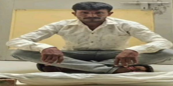 પાટણ જિલ્લા એસ.ઓ.જી. પોલીસે સંડેરની સીમમાંથી દેશી બંદૂક સાથે એક ઝડપાયો.