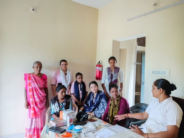 પોષણ અંગે માર્ગદર્શન આપતા અધિકારીઓ