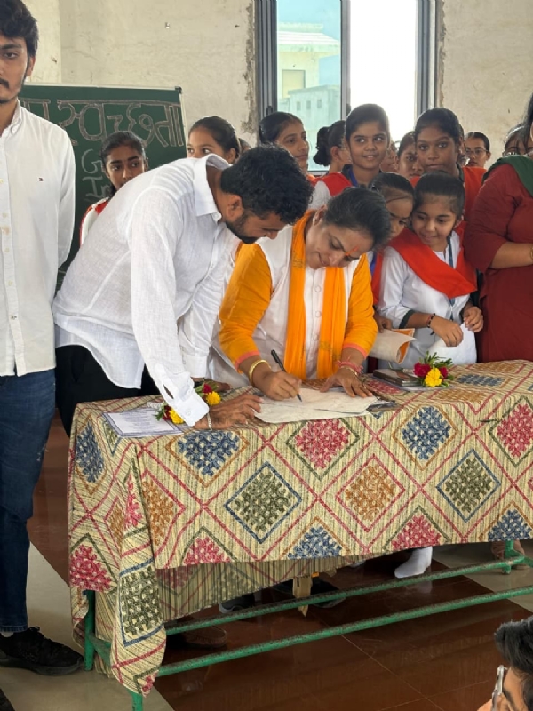 એમ.ઈ.એમ. સ્કૂલમાં ‘સ્વચ્છતા હી સેવા’ અંતર્ગત અને વંદે માતરમના 150 વર્ષ પૂર્ણ થવાના અવસરે ડ્રોઈંગ સ્પર્ધા યોજાઈ.