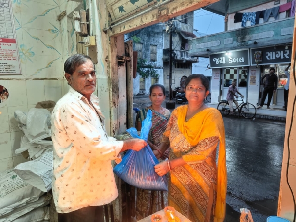પોરબંદર જિલ્લામાં પ્રધાનમંત્રી ગરીબ કલ્યાણ અન્ન યોજનાના લાભાર્થીઓએ ‘આશીર્વાદનો દીવો’ પ્રગટાવી વડાપ્રધાનને પાઠવી શુભેચ્છાઓ. પોરબંદર જિલ્લામાં પ્રધાનમંત્રી ગરીબ કલ્યાણ અન્ન યોજનાના લાભાર્થીઓએ ‘આશીર્વાદનો દીવો’ પ્રગટાવી વડાપ્રધાનને પાઠવી શુભેચ્છાઓ.
