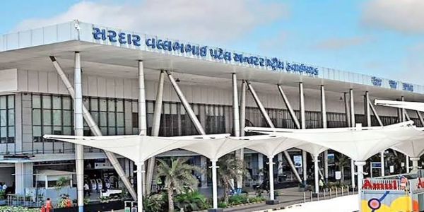 અમદાવાદ ધોધમાર વરસાદના કારણે એરપોર્ટ પર કોલકાતાથી આવતી ઈન્ડિગોની ફ્લાઈટ ઈન્દોર ડાયવર્ટ