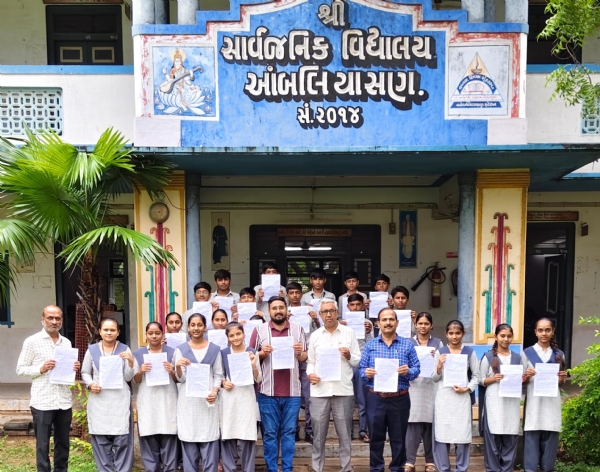 મહેસાણા, 18 સપ્ટેમ્બર (હિ.સ.) આંબલિયાસણની શ્રી સાર્વજનિક વિદ્યાલયમાં વડાપ્રધાન નરેન્દ્ર મોદીના જન્મદિવસ નિમિત્તે ‘PM@76’ અંતર્ગત અનોખો કાર્યક્રમ યોજાયો હતો. શાળાના 760 વિદ્યાર્થીઓએ પોતાના હસ્તે વડાપ્રધાનને પત્ર લખી જન્મદિવસની શુભેચ્છા પાઠવી હતી. વિદ્યાર્થીઓએ પત્રોમાં શિક્ષણ ક્ષેત્રે અમલમાં આવેલી વિવિધ યોજનાઓનો ઉલ્લેખ કરી આભાર વ્યક્ત કર્યો હતો. વિદ્યાર્થીઓએ રાષ્ટ્રીય શિક્ષણ નીતિ 2020, પીએમ શ્રી સ્કૂલ યોજના, નમો સરસ્વતી વિજ્ઞાન સાધના યોજના અને નમો લક્ષ્મી યોજના સહિતની યોજનાઓનો ઉલ્લેખ કર્યો હતો. ગ્રામીણ અને આર્થિક રીતે નબળા પરિવારોના વિદ્યાર્થીઓને શિક્ષણમાં આગળ વધવા મળતી તકો અંગે પણ પોતાના ભાવ વ્યક્ત કર્યા હતા. ડિજિટલ શિક્ષણ, કમ્પ્યુટર લેબ અને શિષ્યવૃત્તિ જેવી સુવિધાઓનો પણ પત્રોમાં ઉલ્લેખ કરવામાં આવ્યો હતો. શાળાના શિક્ષક હિતેશ ગોહિલે જણાવ્યું હતું કે, શિક્ષણ અને શિષ્યવૃત્તિ સંબંધિત યોજનાઓથી સામાન્ય પરિવારોના વિદ્યાર્થીઓને આગળ વધવાની તકો મળી રહી છે. આચાર્ય આર.પી. ગોસ્વામી, ઇન્ચાર્જ આચાર્ય પી.કે. સોલંકી તથા આંબલિયાસણ સ્ટેશન બજાર કેળવણી મંડળે પણ વિદ્યાર્થીઓની પહેલને બિરદાવી હતી. કાર્યક્રમ દરમિયાન શાળામાં દેશભક્તિ અને ઉત્સાહનું વાતાવરણ જોવા મળ્યું હતું. મહેસાણા, 18 સપ્ટેમ્બર (હિ.સ.) આંબલિયાસણની શ્રી સાર્વજનિક વિદ્યાલયમાં વડાપ્રધાન નરેન્દ્ર મોદીના જન્મદિવસ નિમિત્તે ‘PM@76’ અંતર્ગત અનોખો કાર્યક્રમ યોજાયો હતો. શાળાના 760 વિદ્યાર્થીઓએ પોતાના હસ્તે વડાપ્રધાનને પત્ર લખી જન્મદિવસની શુભેચ્છા પાઠવી હતી. વિદ્યાર્થીઓએ પત્રોમાં શિક્ષણ ક્ષેત્રે અમલમાં આવેલી વિવિધ યોજનાઓનો ઉલ્લેખ કરી આભાર વ્યક્ત કર્યો હતો. વિદ્યાર્થીઓએ રાષ્ટ્રીય શિક્ષણ નીતિ 2020, પીએમ શ્રી સ્કૂલ યોજના, નમો સરસ્વતી વિજ્ઞાન સાધના યોજના અને નમો લક્ષ્મી યોજના સહિતની યોજનાઓનો ઉલ્લેખ કર્યો હતો. ગ્રામીણ અને આર્થિક રીતે નબળા પરિવારોના વિદ્યાર્થીઓને શિક્ષણમાં આગળ વધવા મળતી તકો અંગે પણ પોતાના ભાવ વ્યક્ત કર્યા હતા. ડિજિટલ શિક્ષણ, કમ્પ્યુટર લેબ અને શિષ્યવૃત્તિ જેવી સુવિધાઓનો પણ પત્રોમાં ઉલ્લેખ કરવામાં આવ્યો હતો. શાળાના શિક્ષક હિતેશ ગોહિલે જણાવ્યું હતું કે, શિક્ષણ અને શિષ્યવૃત્તિ સંબંધિત યોજનાઓથી સામાન્ય પરિવારોના વિદ્યાર્થીઓને આગળ વધવાની તકો મળી રહી છે. આચાર્ય આર.પી. ગોસ્વામી, ઇન્ચાર્જ આચાર્ય પી.કે. સોલંકી તથા આંબલિયાસણ સ્ટેશન બજાર કેળવણી મંડળે પણ વિદ્યાર્થીઓની પહેલને બિરદાવી હતી. કાર્યક્રમ દરમિયાન શાળામાં દેશભક્તિ અને ઉત્સાહનું વાતાવરણ જોવા મળ્યું હતું.