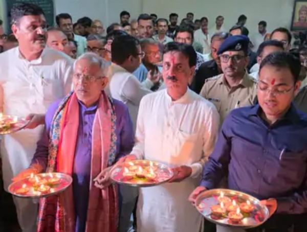 પાટણમાં રાણકીવાવ પર 2 હજાર દીવડાઓથી ‘આશીર્વાદનો દીવડો’ કાર્યક્રમનું આયોજન કરવામાં આવ્યું. પાટણમાં રાણકીવાવ પર 2 હજાર દીવડાઓથી ‘આશીર્વાદનો દીવડો’ કાર્યક્રમનું આયોજન કરવામાં આવ્યું.