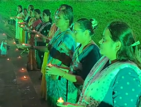 પાટણમાં રાણકીવાવ પર 2 હજાર દીવડાઓથી ‘આશીર્વાદનો દીવડો’ કાર્યક્રમનું આયોજન કરવામાં આવ્યું. પાટણમાં રાણકીવાવ પર 2 હજાર દીવડાઓથી ‘આશીર્વાદનો દીવડો’ કાર્યક્રમનું આયોજન કરવામાં આવ્યું.