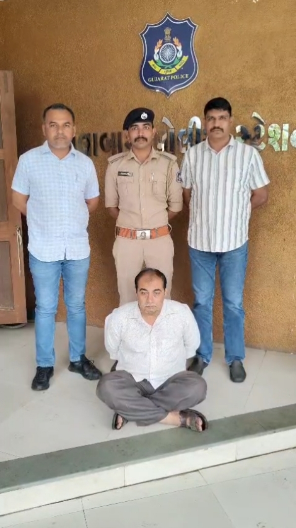 પોરબંદરમા અનડીટેક્ટ અકસ્માતનો ગુનો ડિટેક્ટ, રિક્ષાચાલક ઝડપાયો. પોરબંદરમા અનડીટેક્ટ અકસ્માતનો ગુનો ડિટેક્ટ, રિક્ષાચાલક ઝડપાયો.