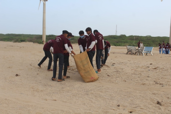 માંડવી બીચ સફાઈ અભિયાન