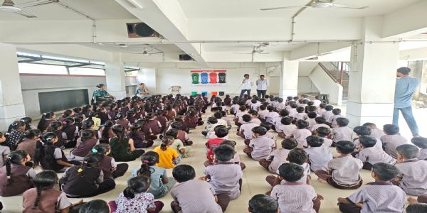 સુત્રાપાડા નગરપાલિકાનો સ્વચ્છતા માટે નવતર પ્રયાસ: શાળાના વિદ્યાર્થીઓને ‘ફોર-બીન’ કચરા વર્ગીકરણની તાલીમ ભીનો-સૂકો સહિત 4 પ્રકારના કચરાને અલગ રાખવાની સમજ અપાઈ