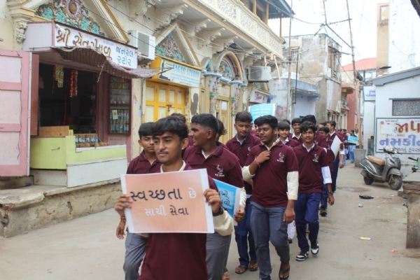 માંડવી બીચ સફાઈ અભિયાન