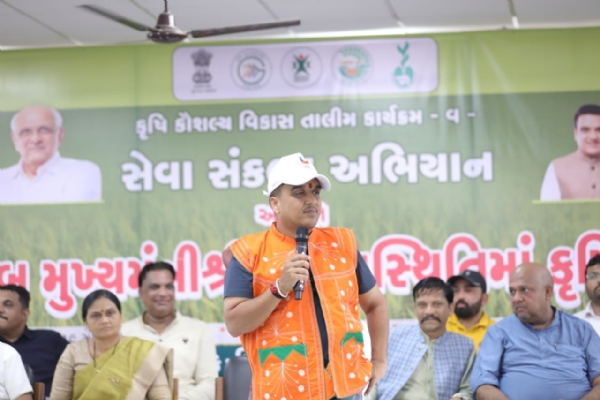 સેવા સંકલ્પ અભિયાન: બાઇક રેલી હાલોલ સ્થિત ગુજરાત નેચરલ ફાર્મિંગ યુનિવર્સિટી ખાતે કૃષિ પરિસંવાદ યોજાયો: નાયબ મુખ્યમંત્રી હર્ષ સંઘવીએ ખેડૂતોને સંબોધન કર્યું સેવા સંકલ્પ અભિયાન: બાઇક રેલી હાલોલ સ્થિત ગુજરાત નેચરલ ફાર્મિંગ યુનિવર્સિટી ખાતે કૃષિ પરિસંવાદ યોજાયો: નાયબ મુખ્યમંત્રી હર્ષ સંઘવીએ ખેડૂતોને સંબોધન કર્યું