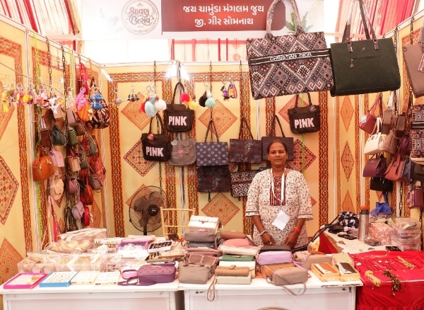 જામવાડાની સખી મંડળની બહેનો હસ્તકલાના