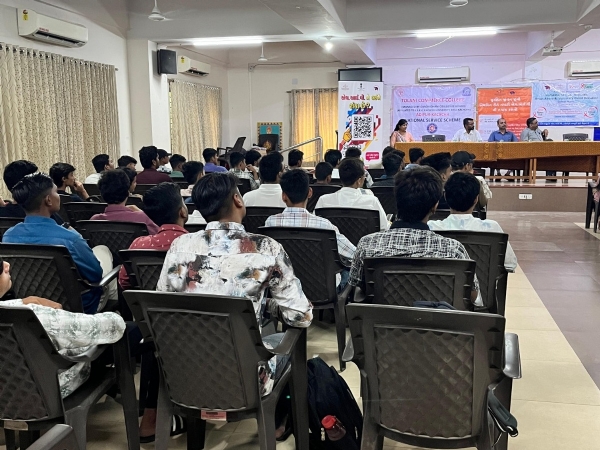 આદિપુરની તોલાણી કોમર્સ કોલેજમાં આરોગ્ય જાગૃતિનો સંદેશ આદિપુરની તોલાણી કોમર્સ કોલેજમાં આરોગ્ય જાગૃતિનો સંદેશ