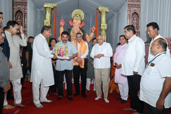 મણિનગર ખાતે શ્રીજીના દર્શન-આરતી કરી ધન્યતા અનુભવી મણિનગર ખાતે શ્રીજીના દર્શન-આરતી કરી ધન્યતા અનુભવી