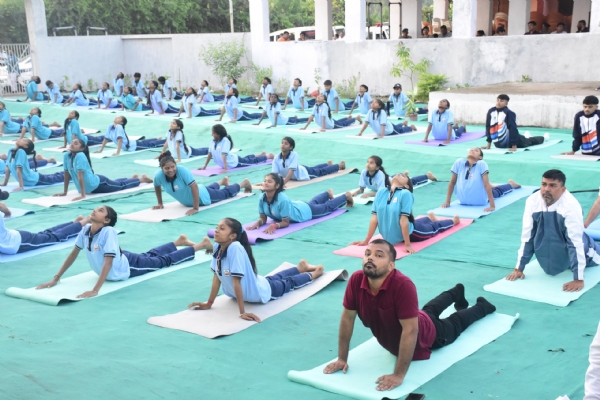 Governor Acharya Devvrat performed yoga and pranayama with the students at a primary school in Bhilvashi village, Garudeshwar.