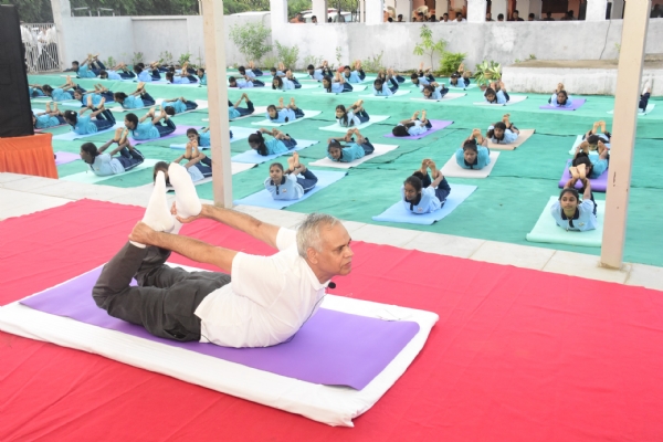 Governor Acharya Devvrat performed yoga and pranayama with the students at a primary school in Bhilvashi village, Garudeshwar.