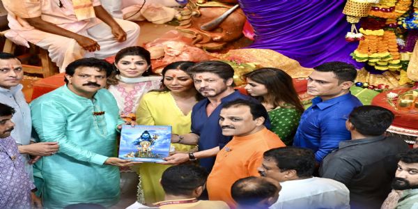 પરિવાર સાથે લાલબાગચા રાજાના દર્શન કરવા પહોંચ્યા શાહરૂખ ખાન