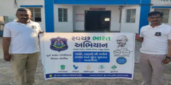 રાપરમાં પોલીસનો ‘સ્વચ્છતા સંદેશ’: વર્દીધારીઓએ હાથમાં ઝાડુ લઈ રસ્તાઓ ચમકાવ્યા