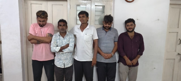 રીણાવાડામાં   સ્ટ્રીટ લાઇટના  અંજવાળે  ચાલતા જુગારધામ પર  બગવદર  પોલીસનો દરોડો.