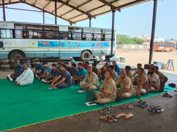 ભુજ એસટી આંખોની ચકાસણી કરવામાં આવી