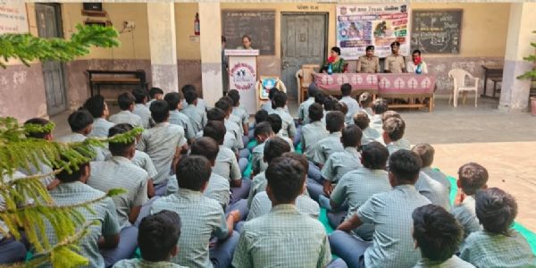 સામખીયારીમાં વિદ્યાર્થીઓને નશા અને સાયબર ગુનાથી બચવાની શીખ: 110 વિદ્યાર્થીઓએ લીધો નશામુક્ત સમાજનો સંકલ્પ