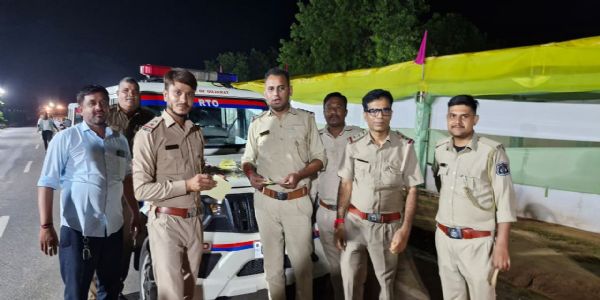 અંબાજી જતા પદયાત્રીઓની સલામતી માટે, આરટીઓ ટીમે રેડિયમ રિફ્લેક્ટર લગાવ્યા