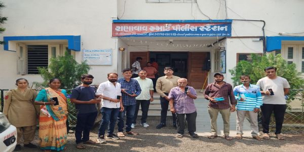 રાણાવાવ પોલીસે 8 ખોવાયેલા મોબાઇલ શોધી મૂળ માલિકોને પરત કર્યા