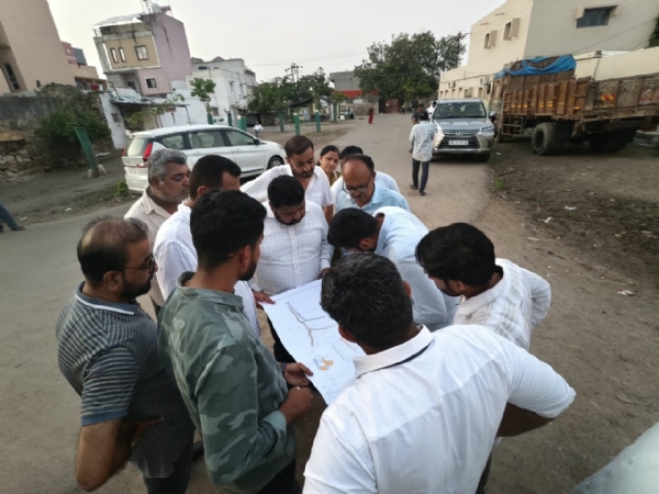 પોરબંદરના  કડિયા પ્લોટ રેલવે ફાટકની  ટ્રાફિક  સમસ્યાના  ઉકેલ  માટે  અંડર બ્રિજના આયોજન  અંગે મેયરનું સ્થળ    નિરીક્ષણ.