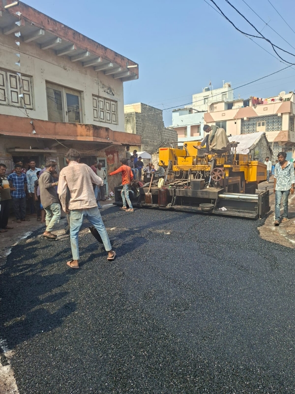 પોરબંદરના  સુભાષનગરના  મુખ્ય  માર્ગ  પર  ડામર  રીસર્ફેસીંગની   કામગીરીનો  પ્રારંભ.