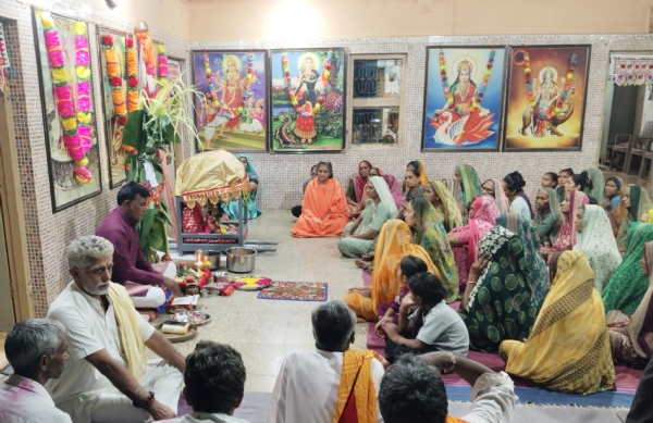 આશ્રમમાં કથાનું આયોજન કરવામાં આવ્યું