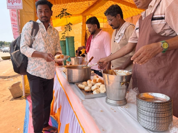 પ્લાસ્ટિકને ‘ના’, પર્યાવરણને ‘હા’: અંબાજી સેવા કેમ્પમાં સ્ટીલના વાસણોથી પદયાત્રીઓની સેવા