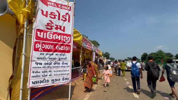 પ્લાસ્ટિકને ‘ના’, પર્યાવરણને ‘હા’: અંબાજી સેવા કેમ્પમાં સ્ટીલના વાસણોથી પદયાત્રીઓની સેવા