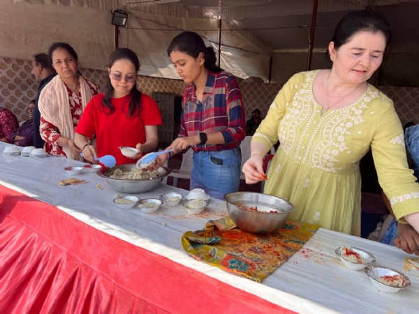 15 વર્ષથી અવિરત ખીચાની સેવા, 4 દિવસમાં સવા લાખથી વધુ પદયાત્રીઓને પ્રસાદ
