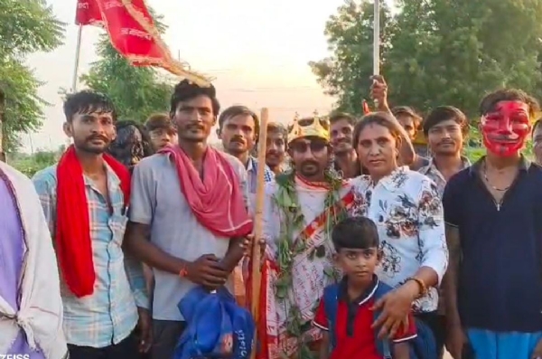 રોજ નવો વેશ, 200 કિમીની પદયાત્રા: સુવાળાના 40 મિત્રો ‘જય અંબે’ના નાદ સાથે અંબાજી તરફ