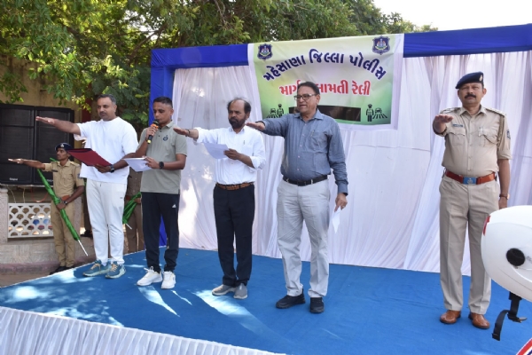 મહેસાણામાં પોલીસની માર્ગ સલામતી બાઇક રેલી, ટ્રાફિક નિયમોના પાલન માટે શપથ લેવડાવાયા