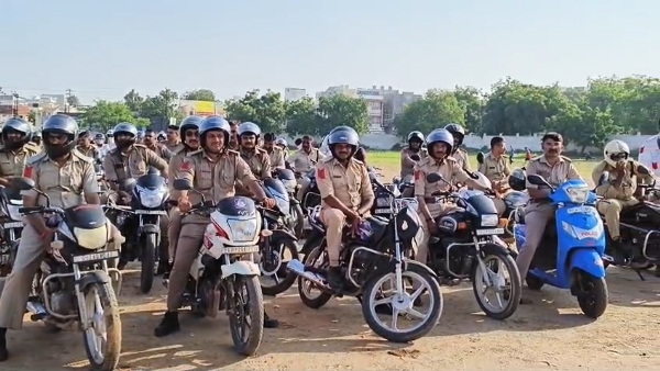 પશ્ચિમ કચ્છ પોલીસ બાઇક રેલી યોજાઈ પશ્ચિમ કચ્છ પોલીસ બાઇક રેલી યોજાઈ