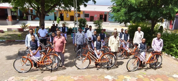 નિષ્લુક સાયકલ વિતરણ