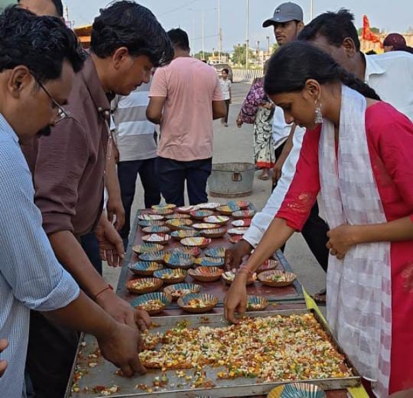 અંબાજી પદયાત્રામાં ખેરાલુનો ‘પિઝ્ઝા કેમ્પ’: એક દિવસમાં 4થી 5 હજાર સ્લાઇસનો ધમધમાટ, માઈભક્તોમાં ભારે ક્રેઝ