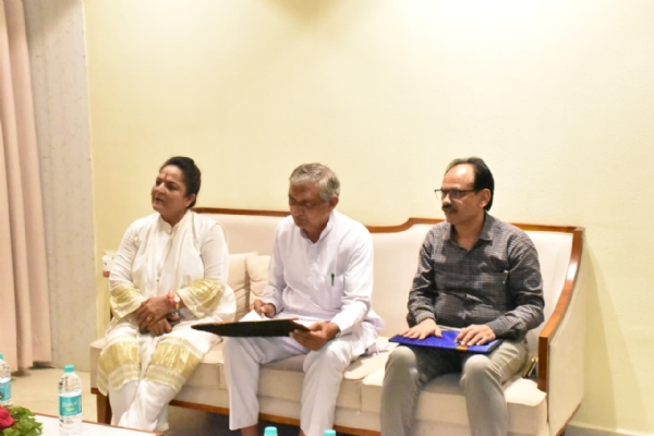 સેવા સેતુ, સ્વચ્છતા હિ સેવા અને  સેવા  સંકલ્પ  અભિયાન  અંગે  સમીક્ષા  બેઠક  યોજાઈ.