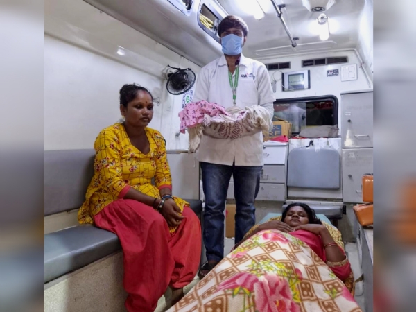 ટ્રેક્ટરની ટ્રોલીમાં ડિલિવરી કરાવાઈ